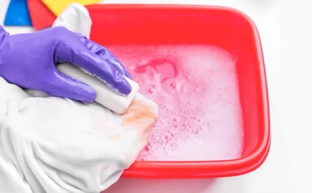 Jak usunąć żywicę z ubrania? Skuteczne metody, które działają Jak usunąć żywicę z ubrania? Skuteczne metody, które działają