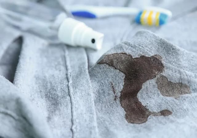 Jak odbarwić zafarbowane ubrania - sprawdzone metody na skuteczne usunięcie plam Jak odbarwić zafarbowane ubrania - sprawdzone metody na skuteczne usunięcie plam