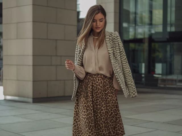 Jaka bluzka do spódnicy w panterkę, aby wyglądać stylowo i modnie? Jaka bluzka do spódnicy w panterkę, aby wyglądać stylowo i modnie?