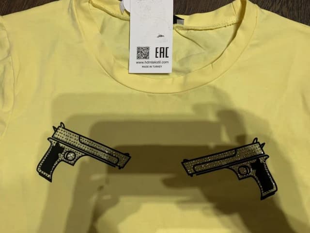 Pokaz co tam masz pod bluzką - co naprawdę oznacza ta fraza w Pistolet? Pokaz co tam masz pod bluzką - co naprawdę oznacza ta fraza w Pistolet?