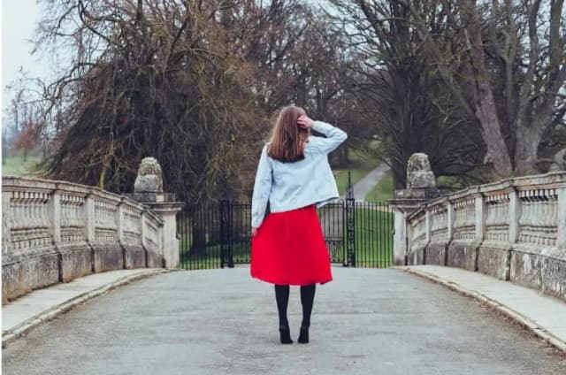 Czerwona spódnica z czym nosić – stylizacje, które zachwycą każdego Czerwona spódnica z czym nosić – stylizacje, które zachwycą każdego