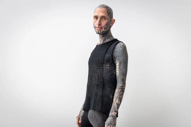 Bluzka z rękawami jak tatuaż - wyjątkowy styl, który przyciąga uwagę Bluzka z rękawami jak tatuaż - wyjątkowy styl, który przyciąga uwagę