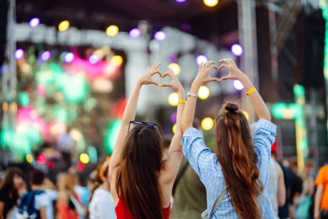 Jak się ubrać na koncert pop, aby czuć się stylowo i komfortowo Jak się ubrać na koncert pop, aby czuć się stylowo i komfortowo
