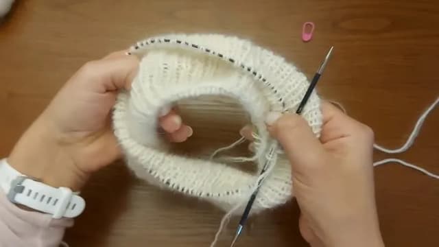 Jak zwęzić sweter robiony na drutach i uzyskać idealne dopasowanie Jak zwęzić sweter robiony na drutach i uzyskać idealne dopasowanie
