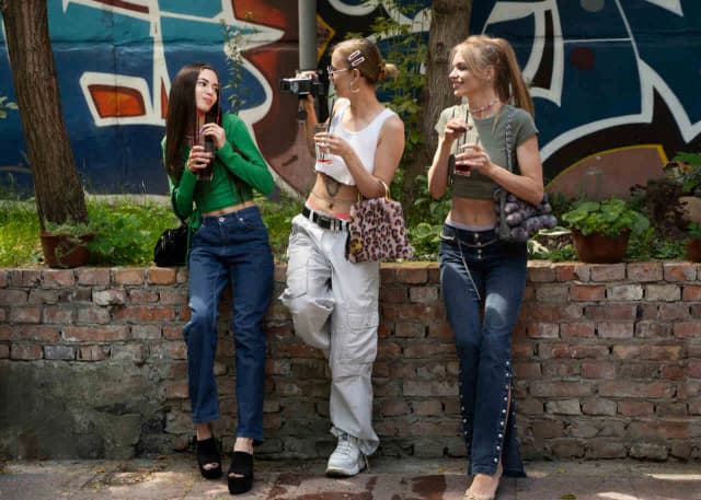 Jaką bluzkę do bojówek wybrać, aby wyglądać stylowo i modnie? Jaką bluzkę do bojówek wybrać, aby wyglądać stylowo i modnie?
