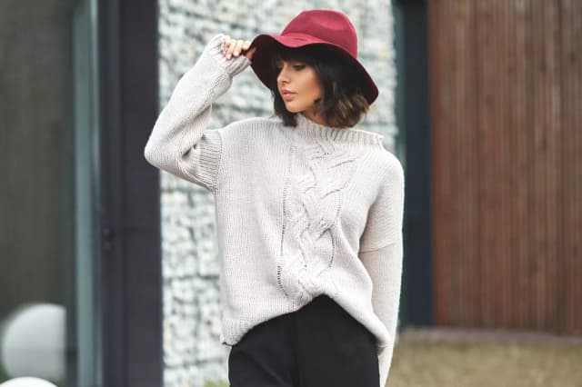 Co pod sweter w serek damski? Odkryj idealne stylizacje na każdą okazję Co pod sweter w serek damski? Odkryj idealne stylizacje na każdą okazję