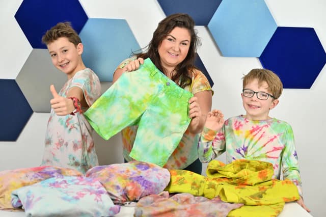 Jak przerobić bluzkę – kreatywne pomysły na metamorfozę odzieży Jak przerobić bluzkę – kreatywne pomysły na metamorfozę odzieży